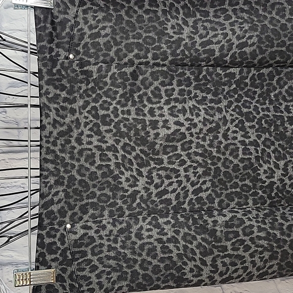 89th AND MADISON Black and Gray Animal Print Skirt Size Small - Picture 2 of 6
